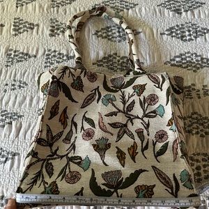 Used once , practically new Universal Thread bag . Perfect condition.